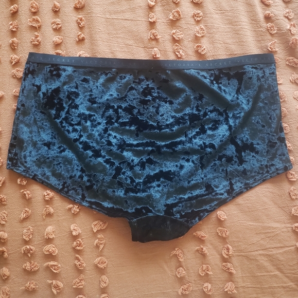 Crushed Velvet Shortie - Picture 3 of 6